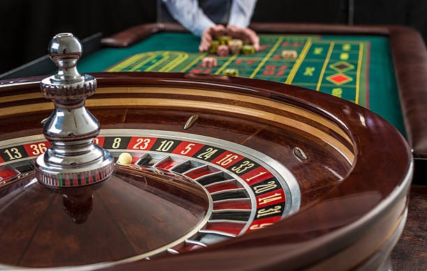 Live Dadu Online dealer rolling dice on camera in nilam studio